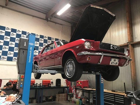 Garage automobile, intérieur
