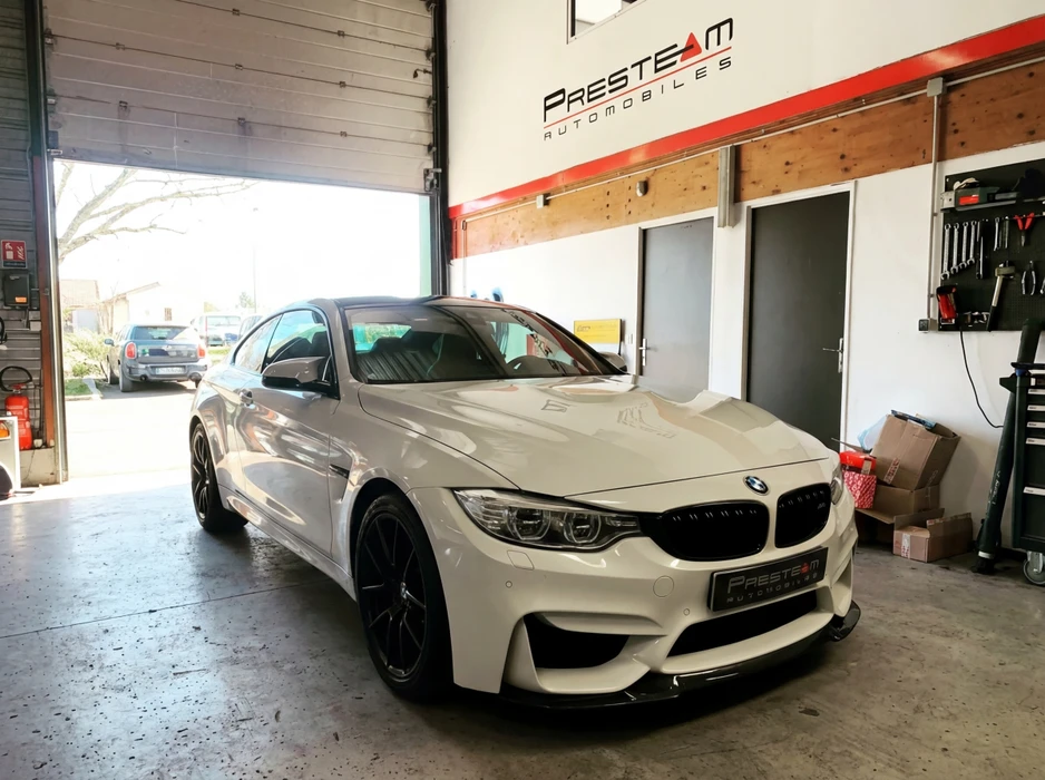 Garage automobile professionnel "Presta'm Automobiles", intérieur, BMW M4 Coupé (F82) blanche Alpine White stationnée