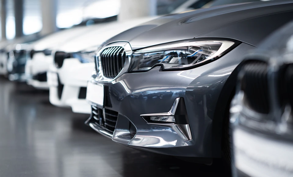 Showroom automobile intérieur avec véhicules haut de gamme alignés