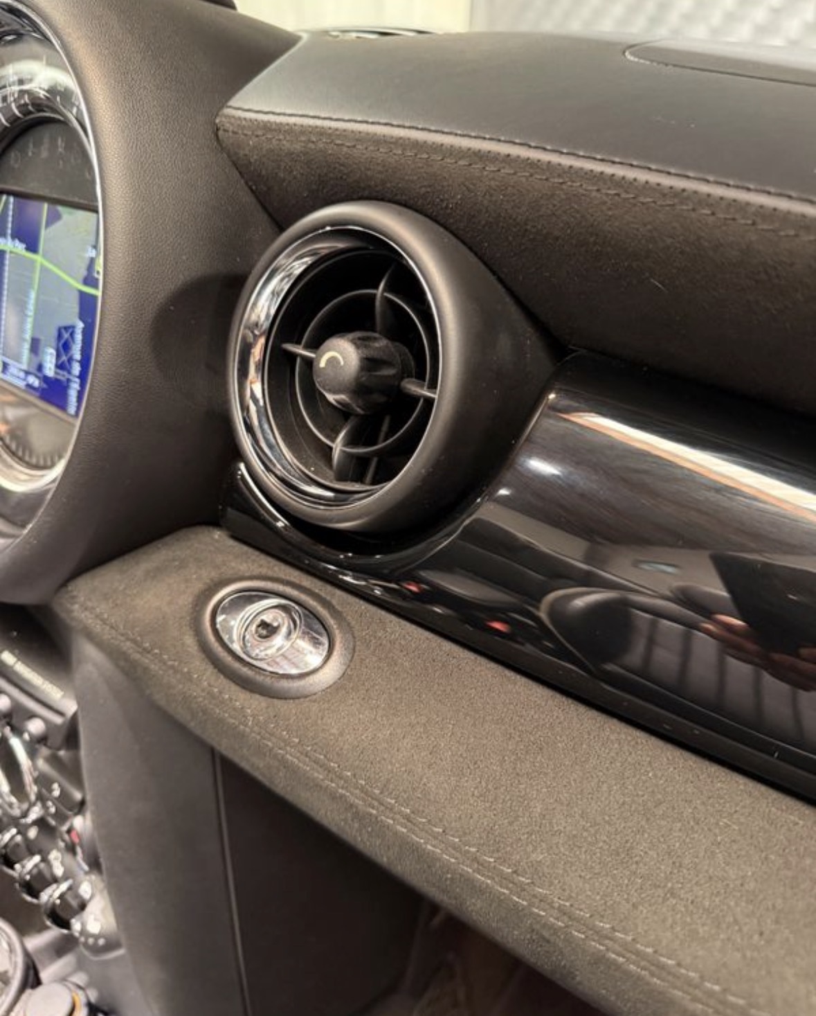Mini Cabriolet JCW (R57) 1.6 211